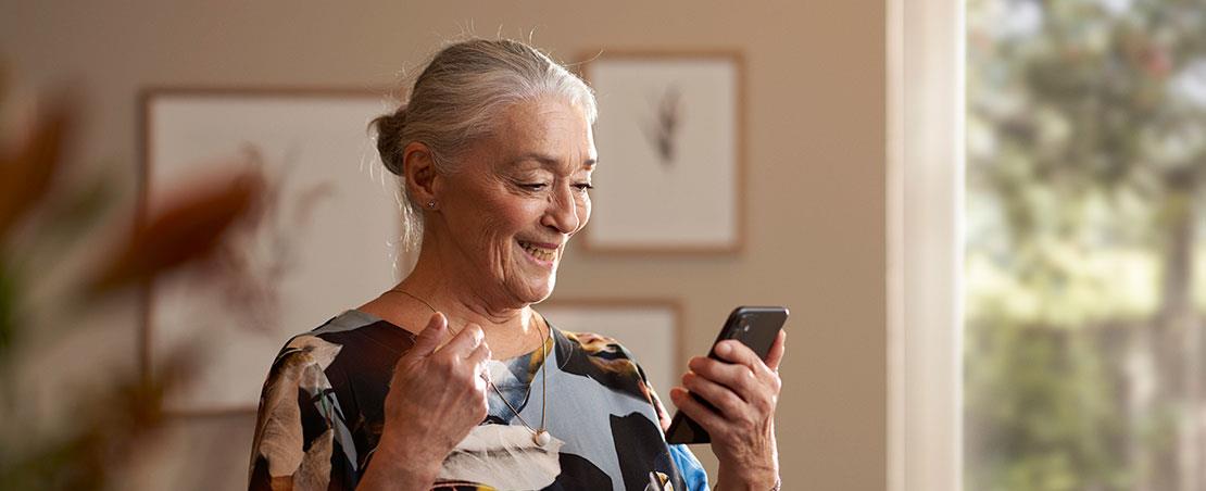 Kvinna som använder appen ReSound Relief. 