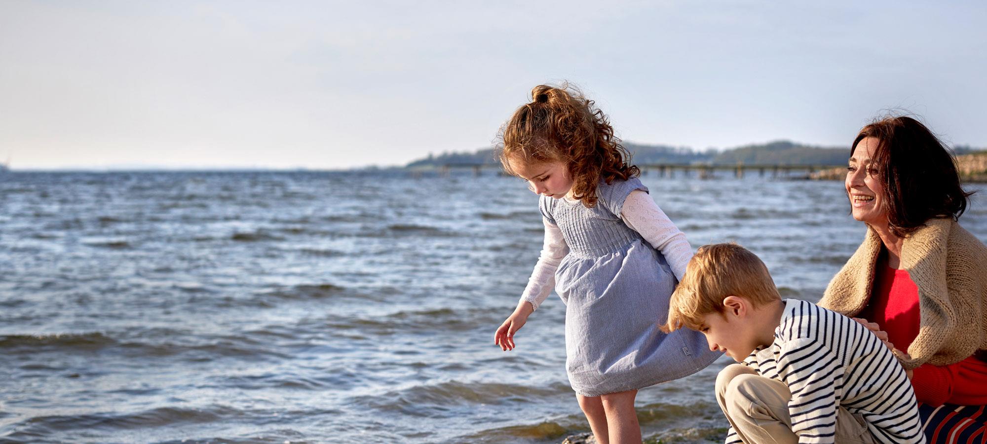 Kvinna som bär ReSound i bilen tillsammans med vänner.