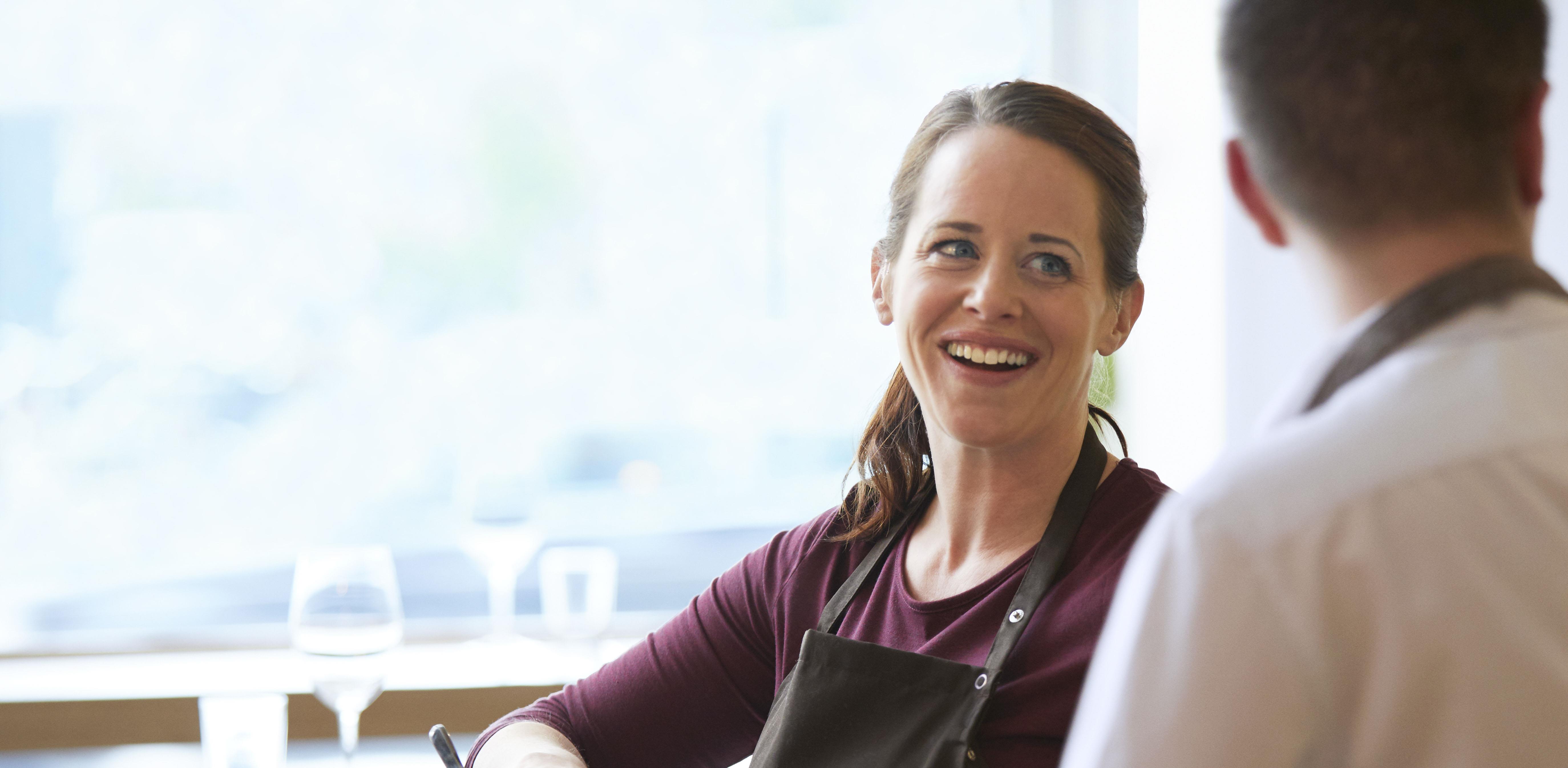 Kock som bär ReSound ENZO 3D hörapparater i köket.