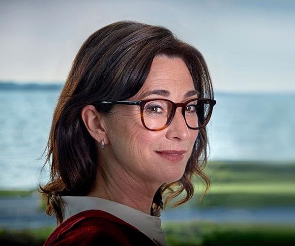 Kvinna som bär ReSound LiNX 3D hörapparater.