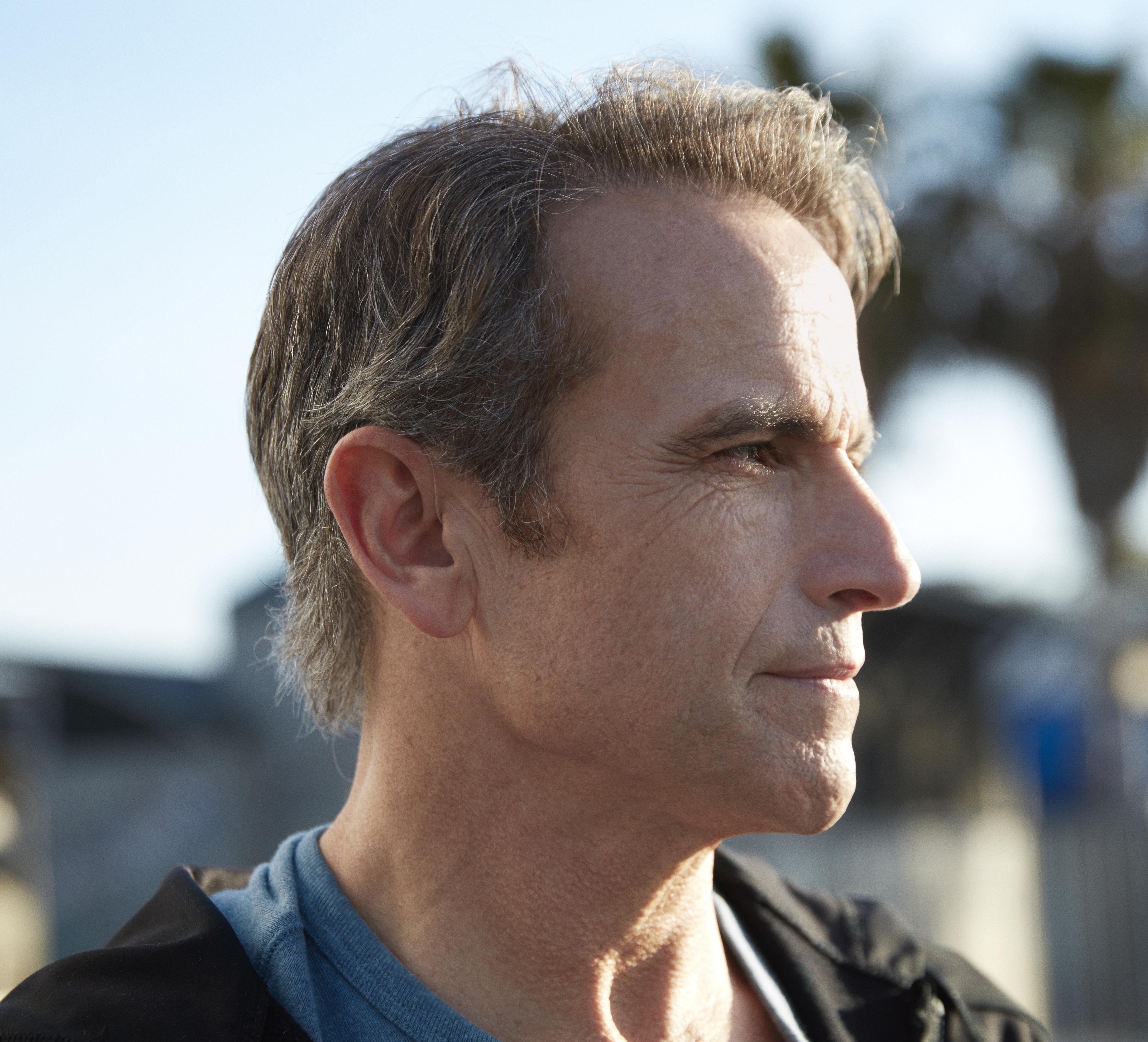 Homem com aparelhos auditivos ReSound LiNX² RIE.