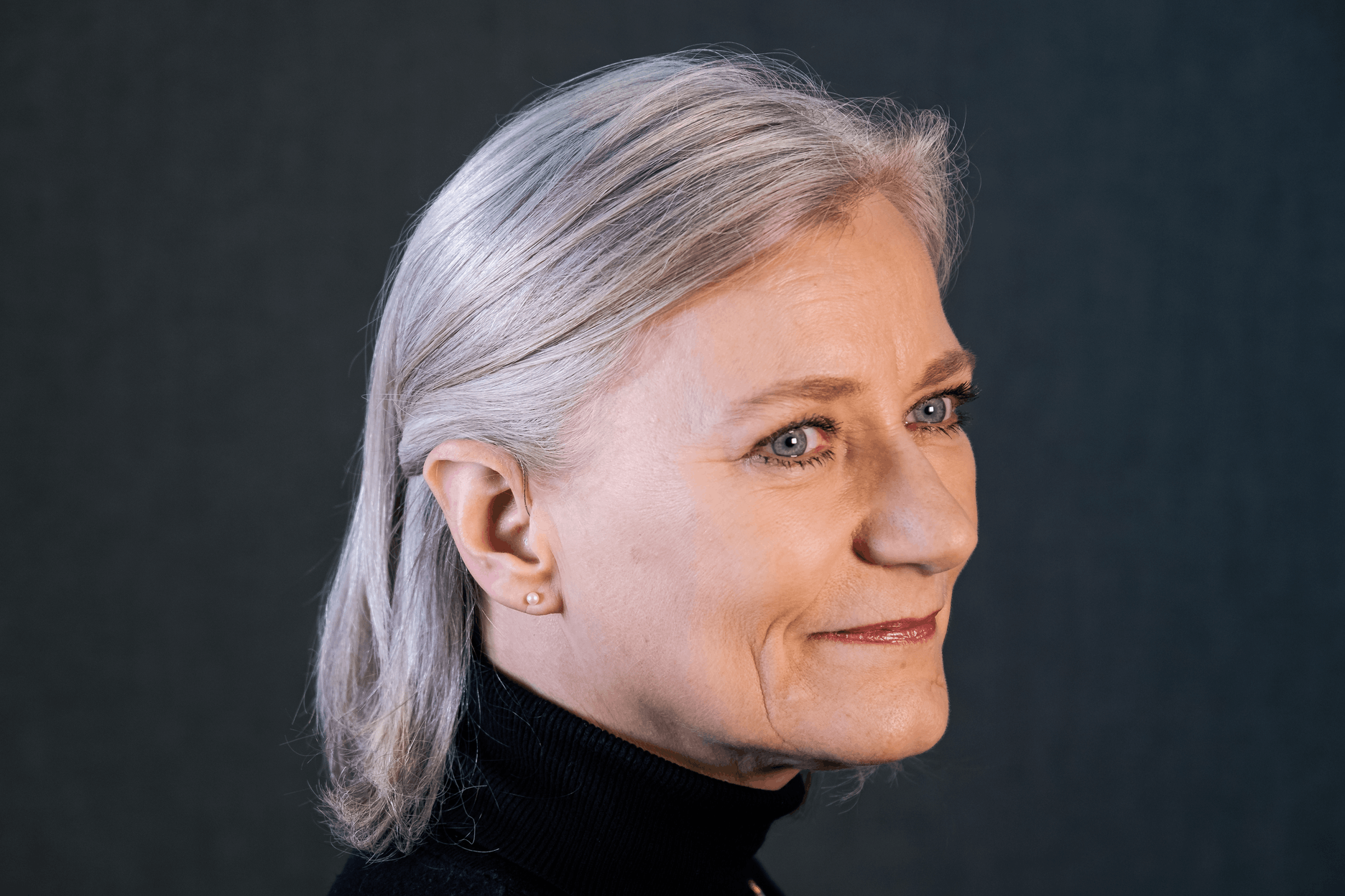 Mann trägt zwei ReSound-LiNX²-RIE-Hörsysteme.