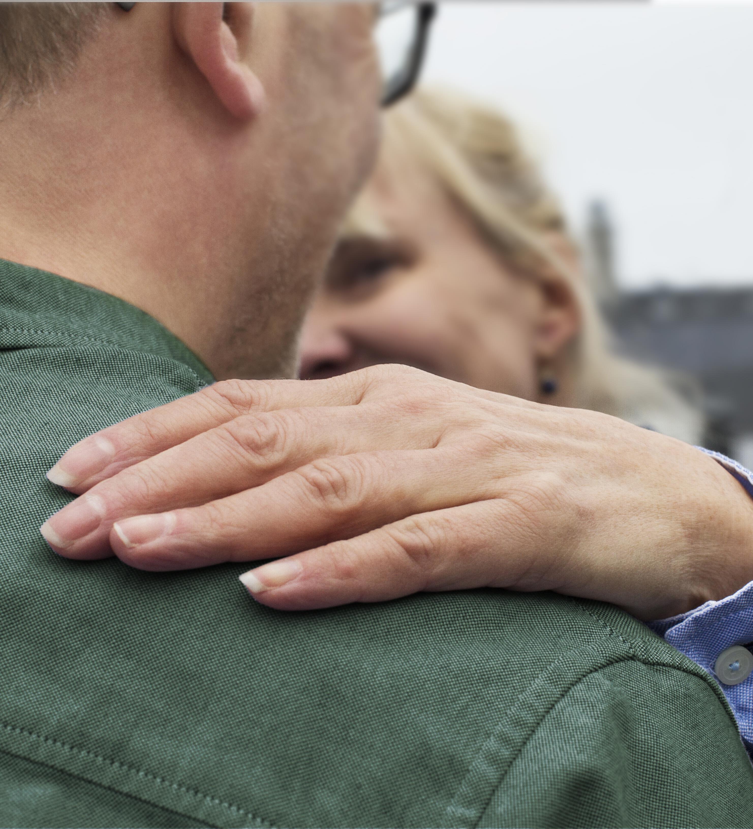 Casal se abraçando.
