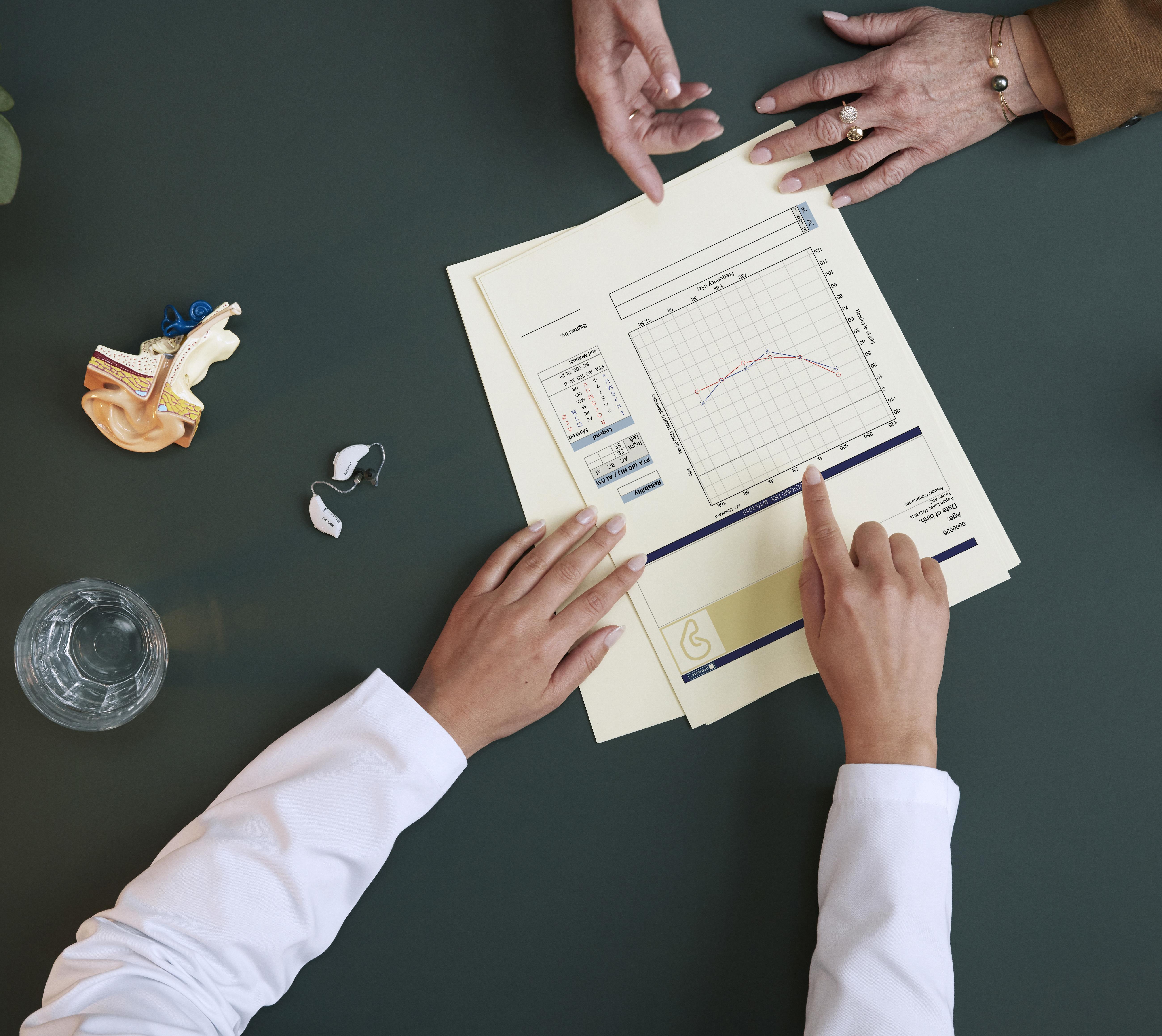 Audionom som visar patient ett audiogram.