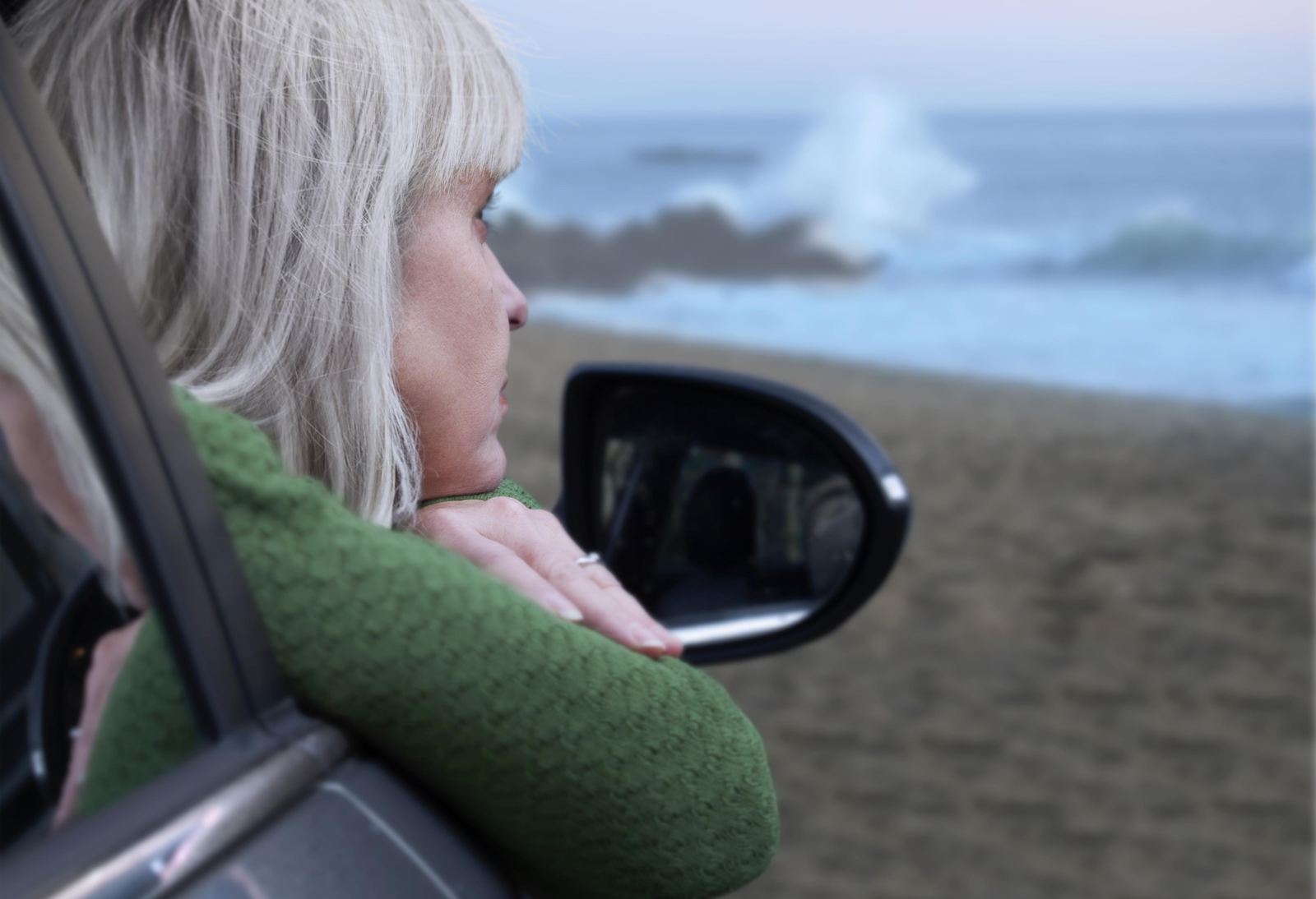 Mujer pensativa en la playa.