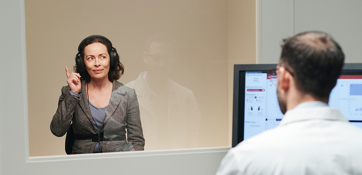 Homem no teste auditivo | Ressoar