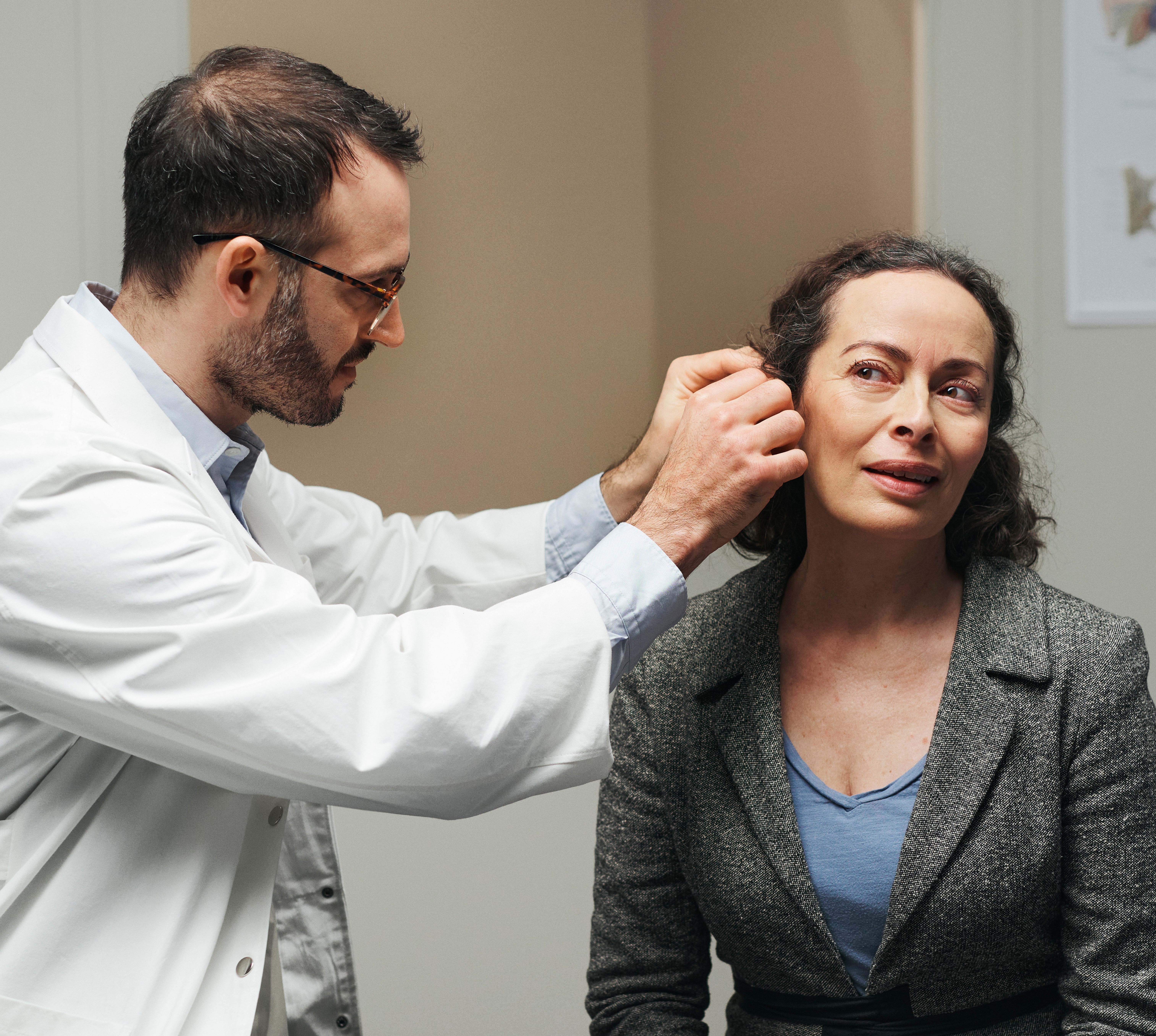 Audionomi sovittaa potilaalle yksilöllistä kuulokojetta.