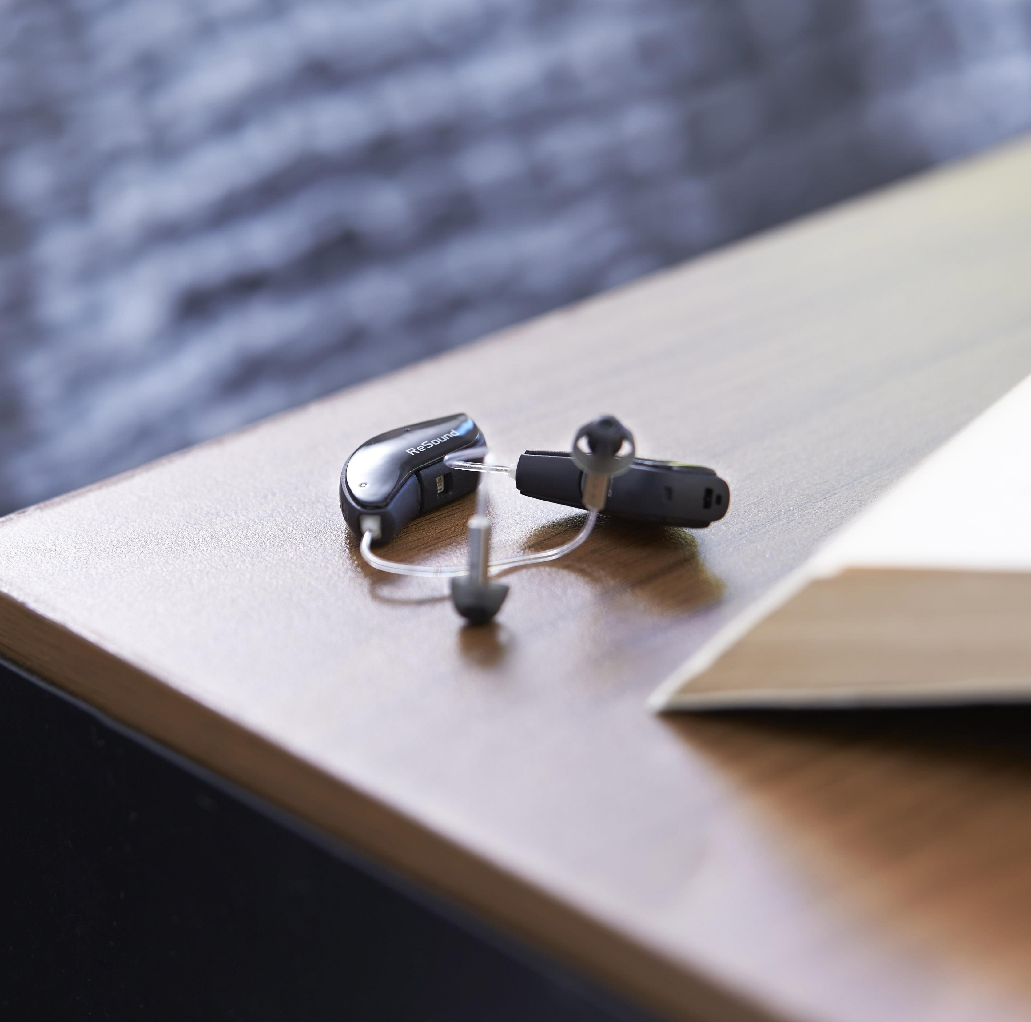 Par de audífonos ReSound sobre una mesa.
