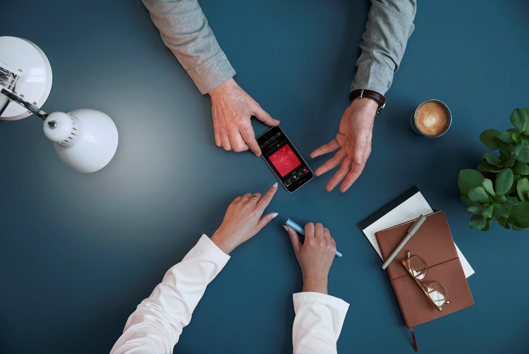 Reunión de negocios con teléfono en la mesa | Audífonos Resound