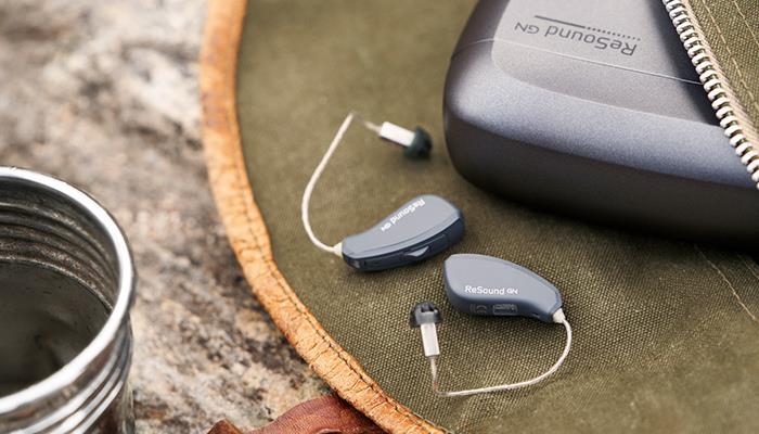 ReSound LiNX Quattro RIE -kuulokojeet ja laturi laukussa
