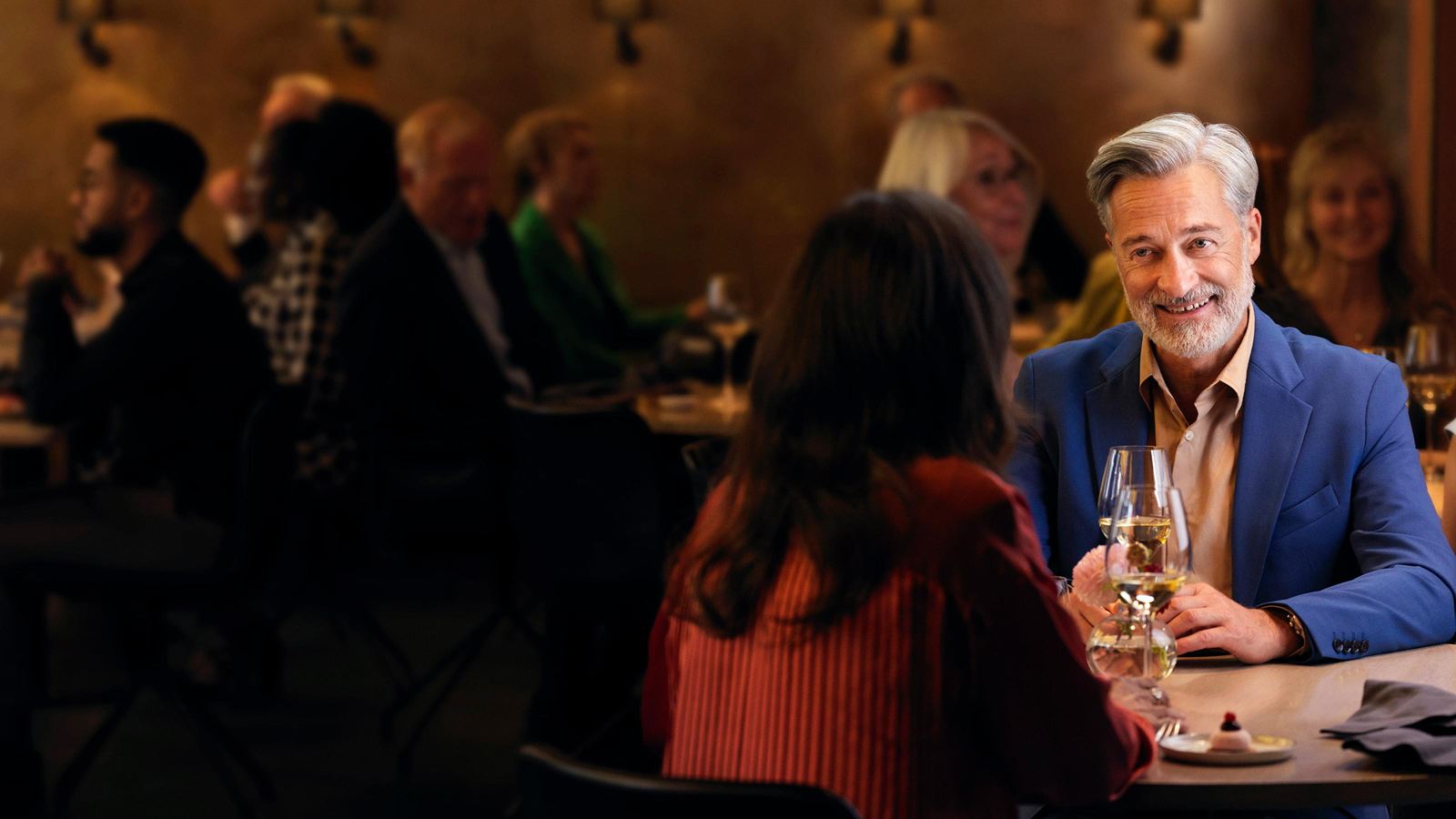 ReSound_OMNIA_restaurante_héroe_mini_RIE