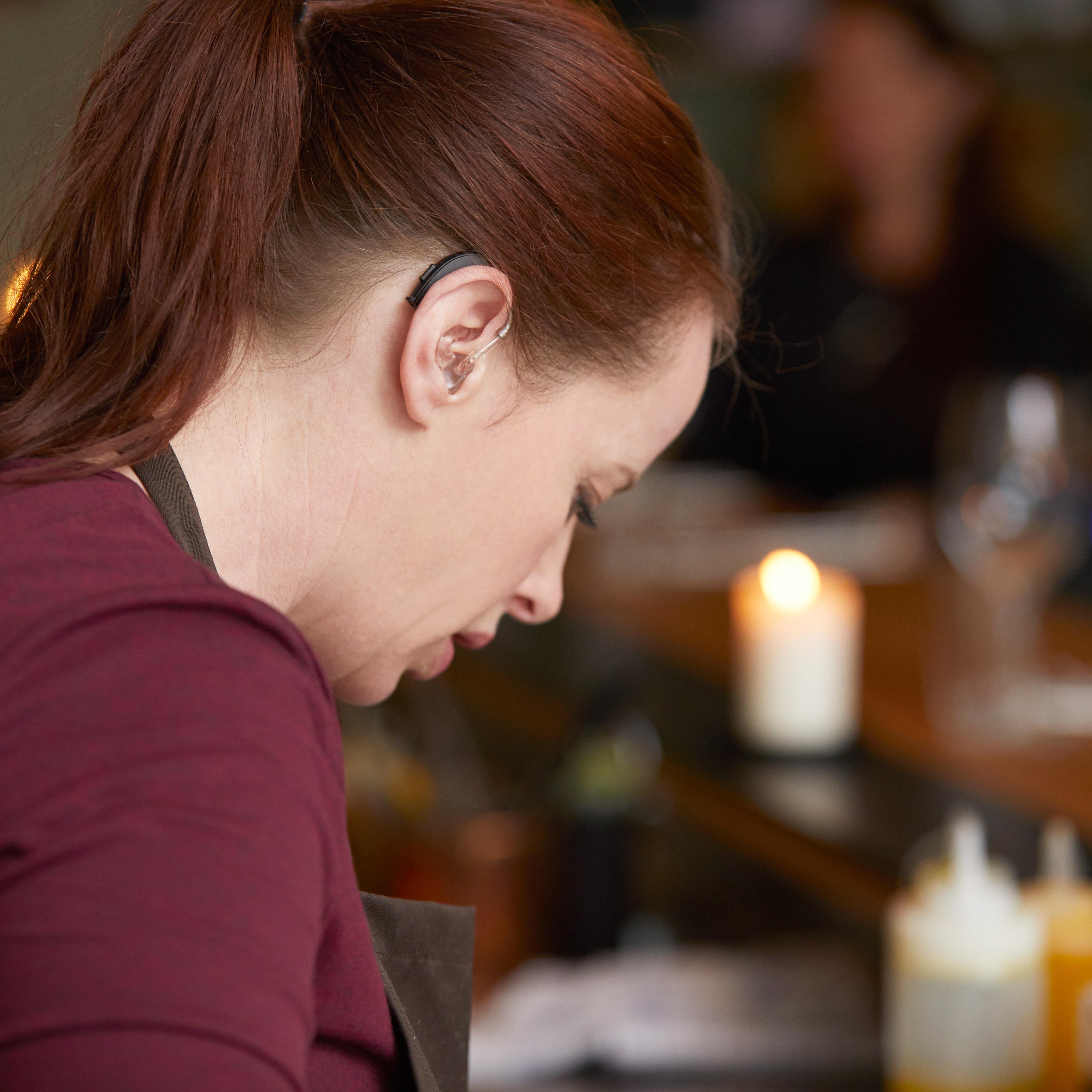 Kock som bär ReSound ENZO 3D hörapparater