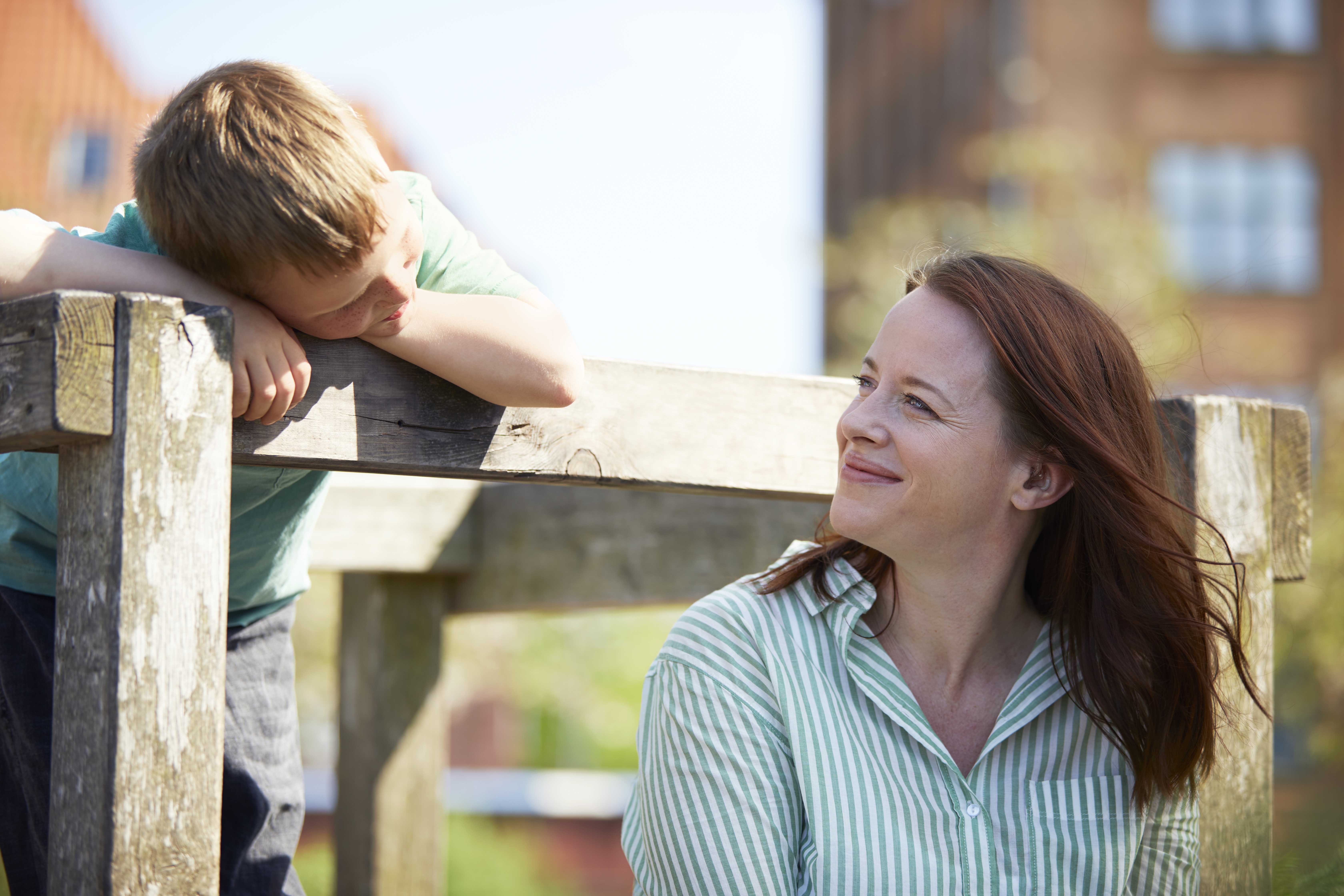 Kvinna som bär ReSound ENZO 3D hörapparater - videominiatyr.