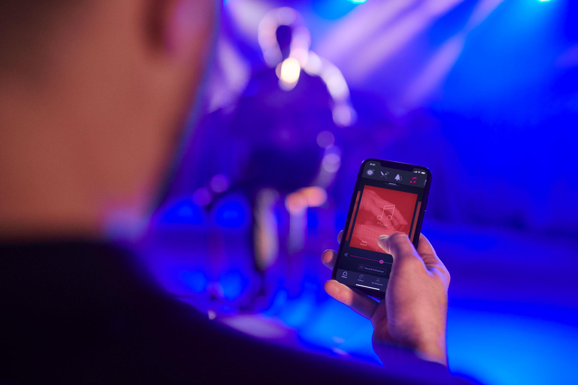 Man med fjärrkontroll | ReSound hörapparater