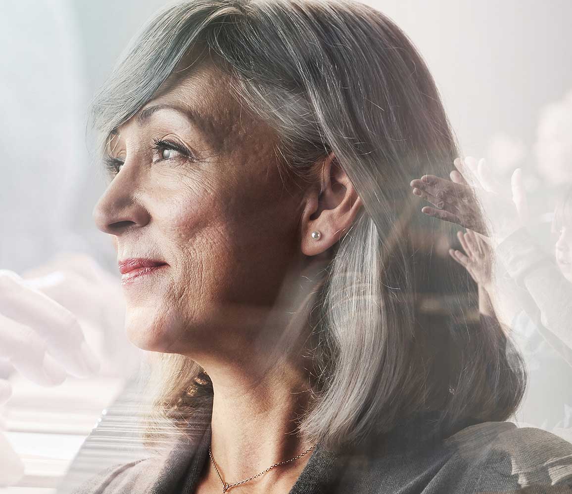 Signora che assiste a uno spettacolo musicale e che indossa ReSound LiNX Quattro ricaricabile