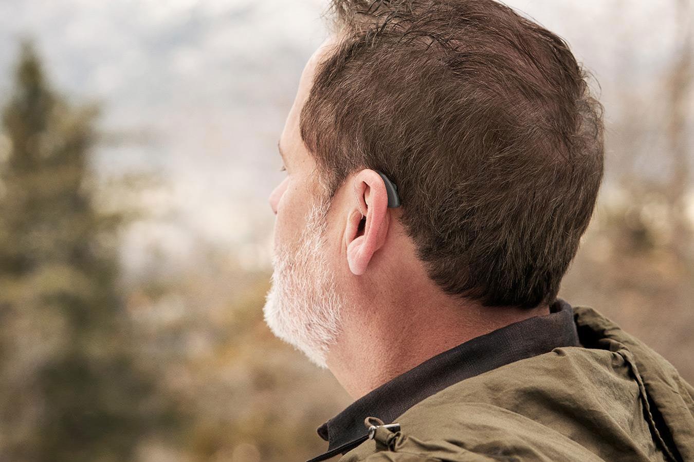 Hombre con audífono | Audífonos Resound