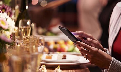 Man som använder ReSound Smart hörapparatsapp.