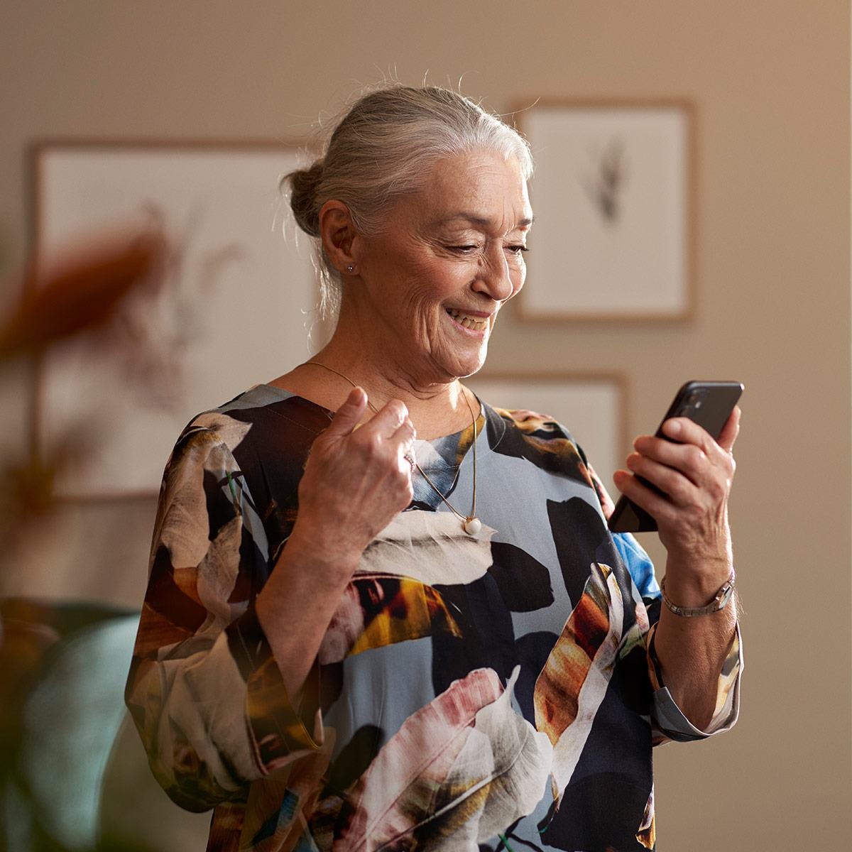 Man som bär två ReSound hörapparater och streamar ljud med din iPhone.