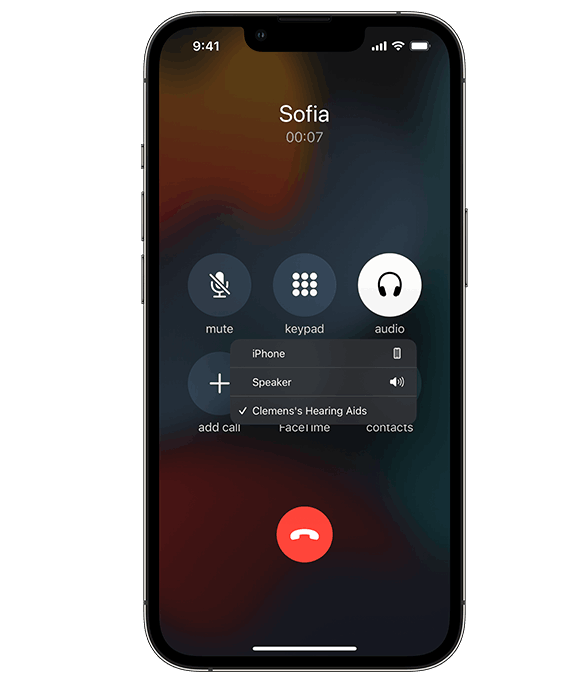 iPhone mostrando una llamada transmitida a los audífonos del usuario