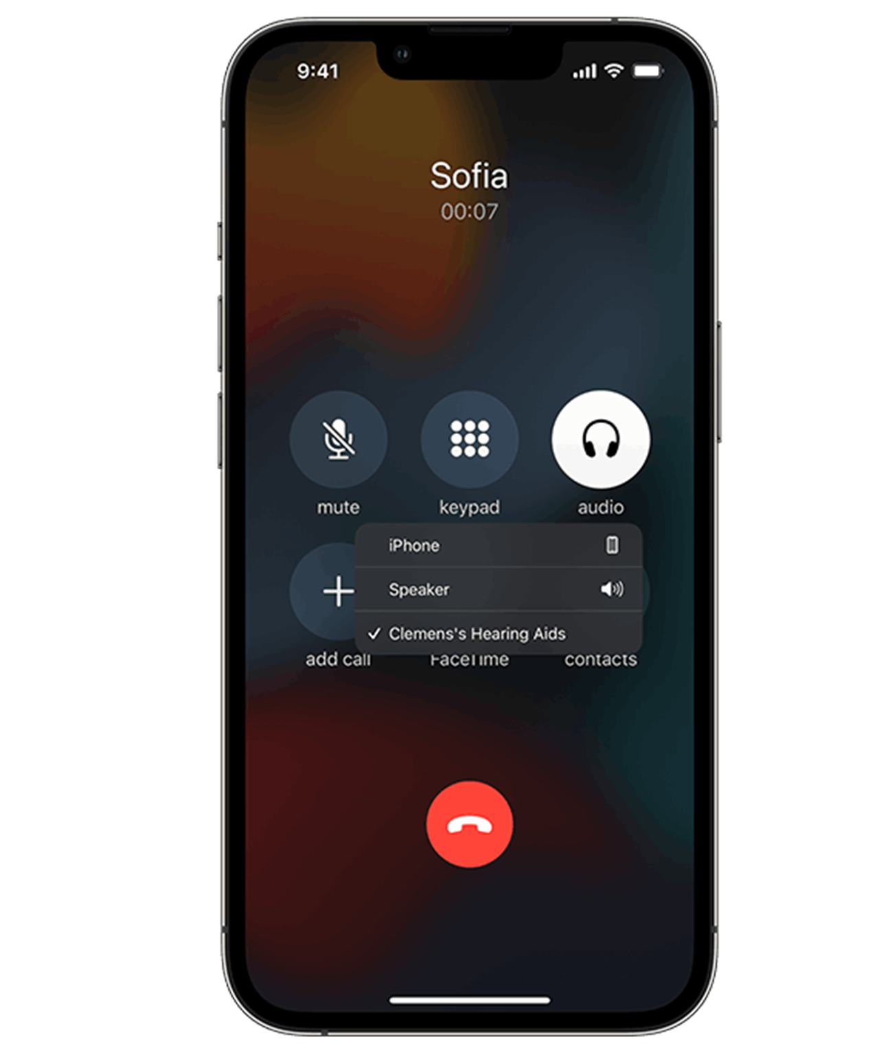 iPhone mostrando una llamada transmitida a los audífonos del usuario