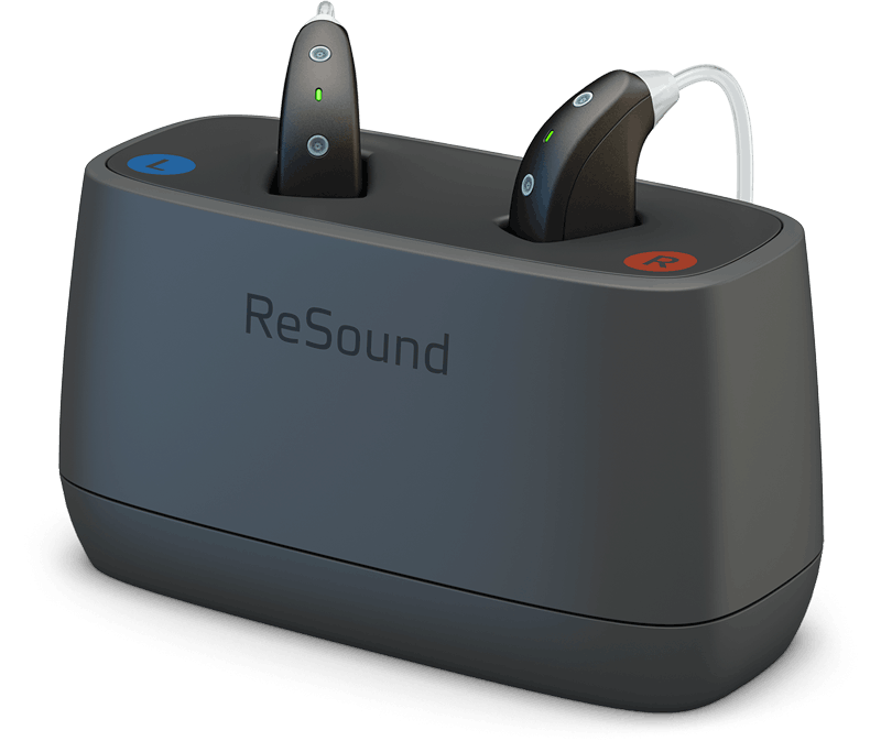 Audífonos ReSound ONE BTE 77 colocados en el cargador de escritorio