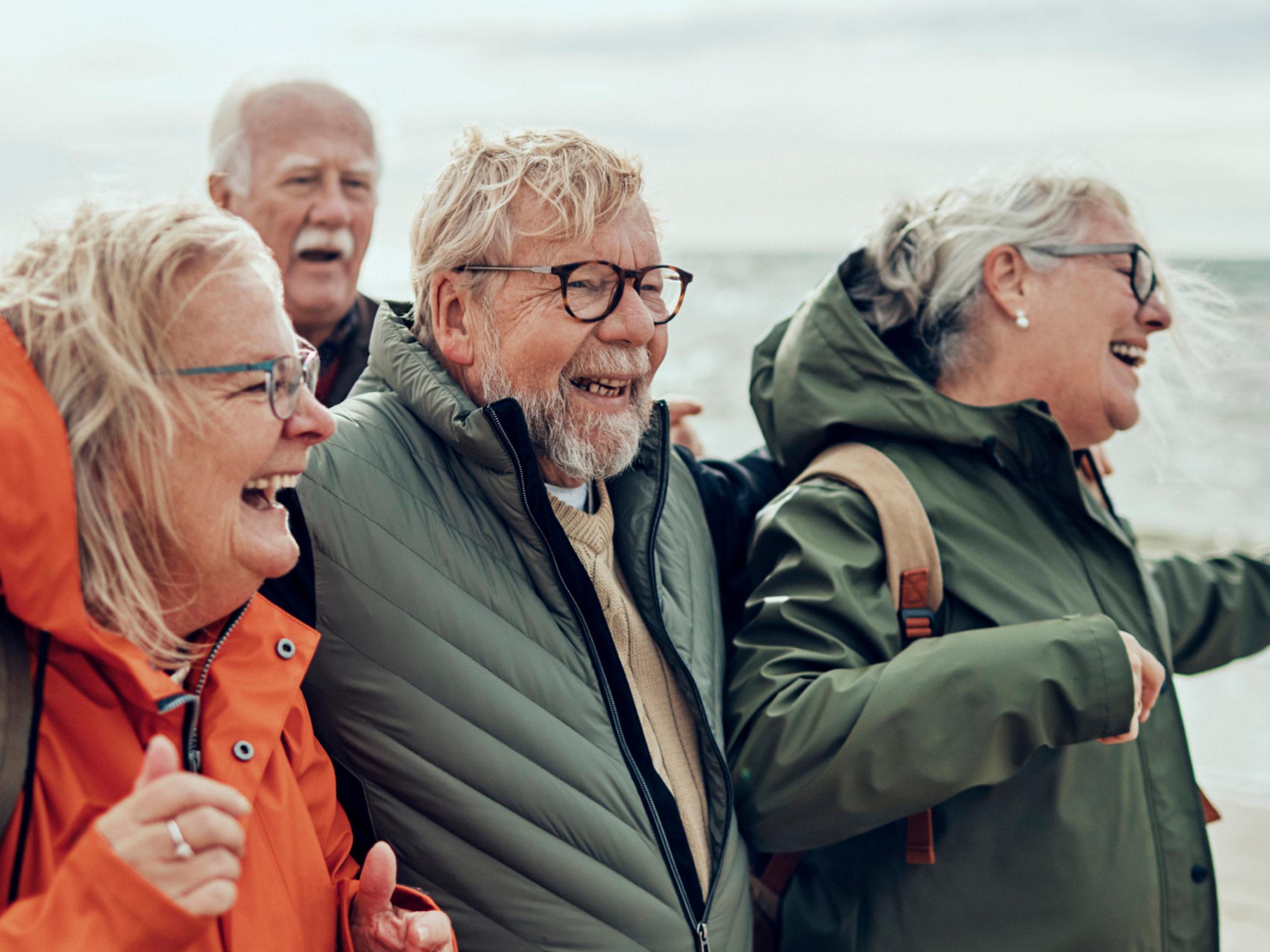 Frau am Strand nutzt die Resound LiNX 3D App