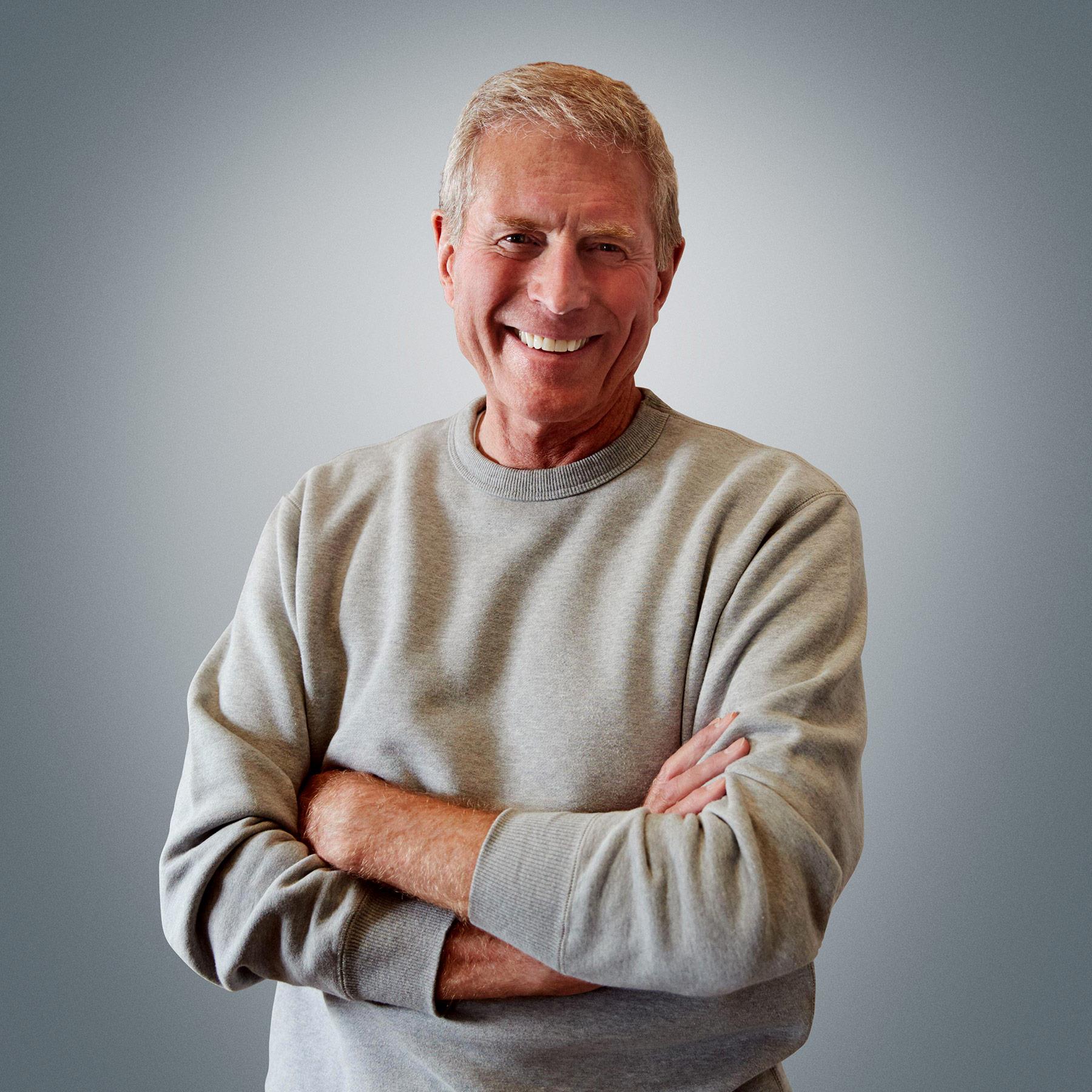 Kuulokojeita käyttävä nainen.