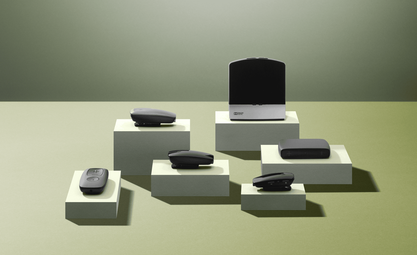 Kvinna som bär tillbehöret ReSound Multi Mic i bilen.