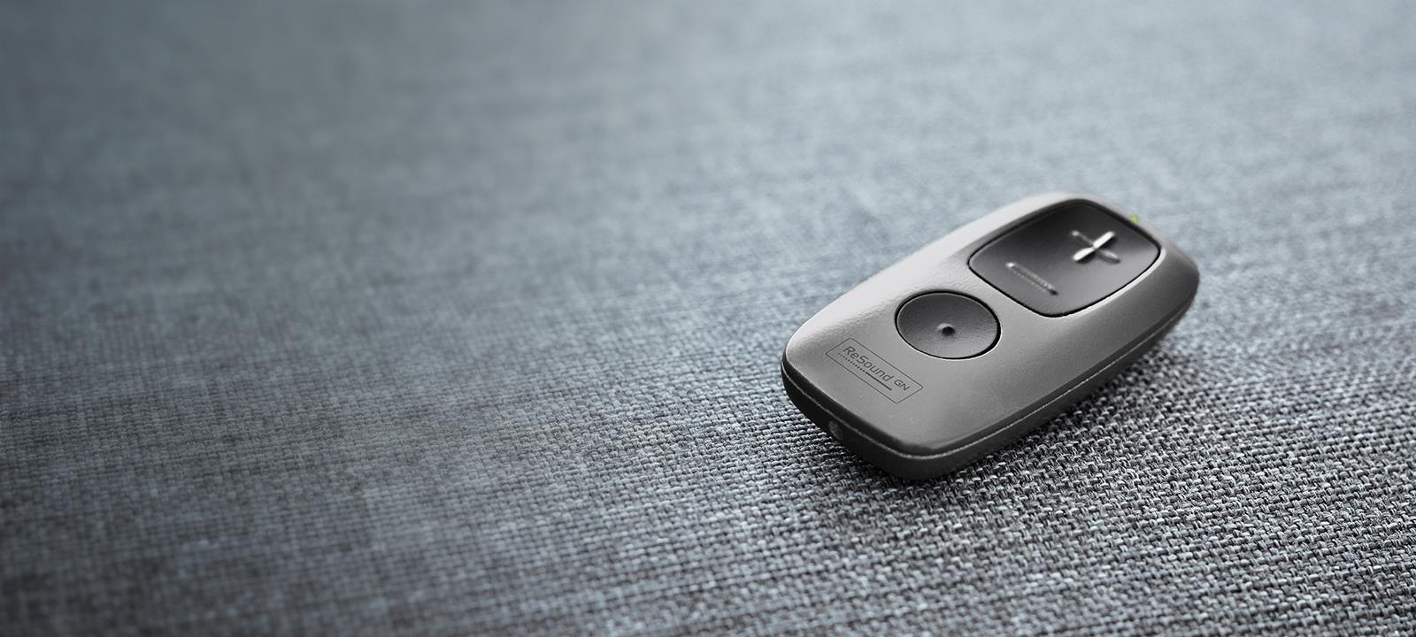 El nuevo Mini Mando ReSound tiene botones grandes para facilitar la navegación para ajustes de la configuración yl volumen.