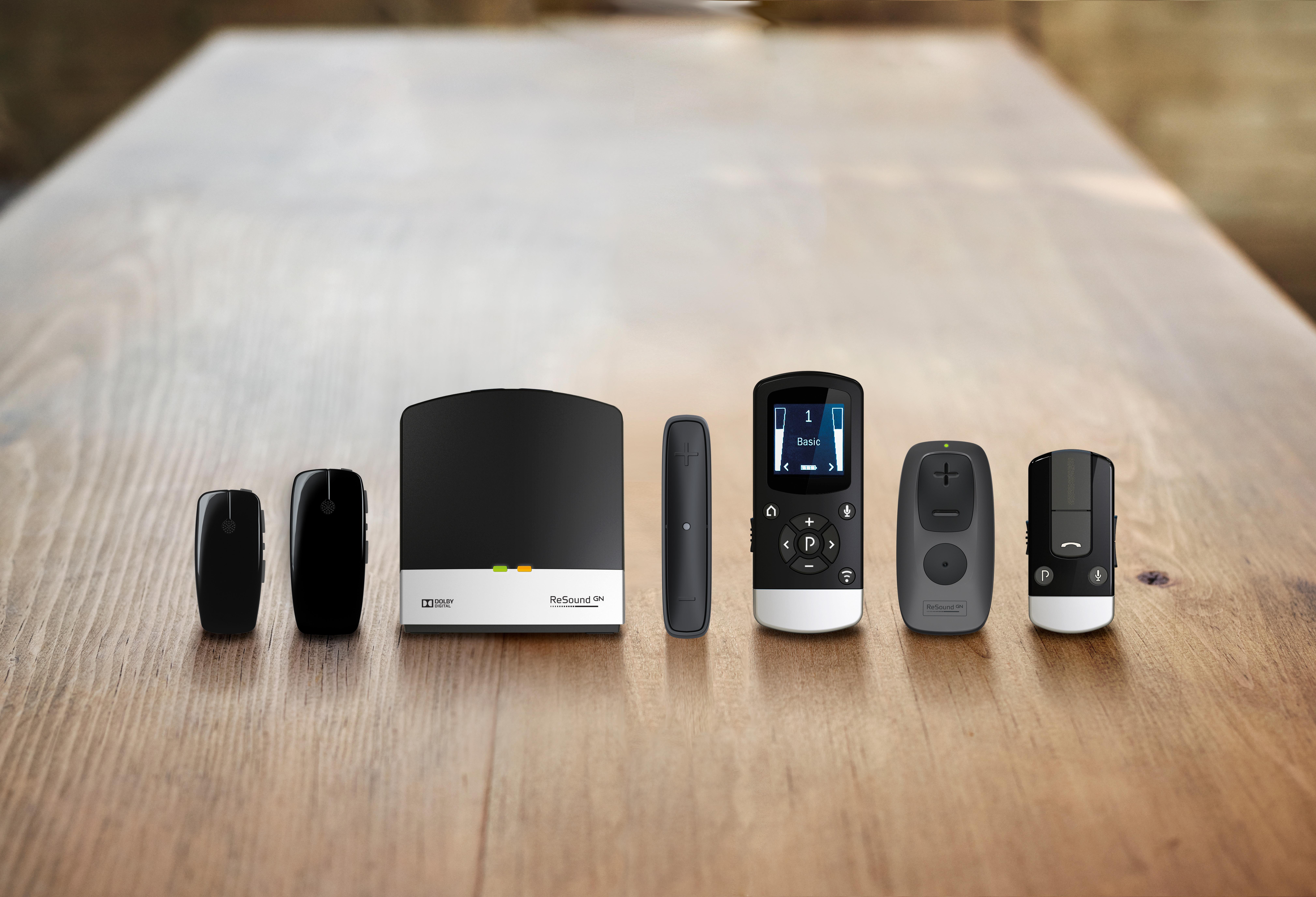 Femme portant l'accessoire d'aide auditive ReSound Multi Mic dans une voiture.