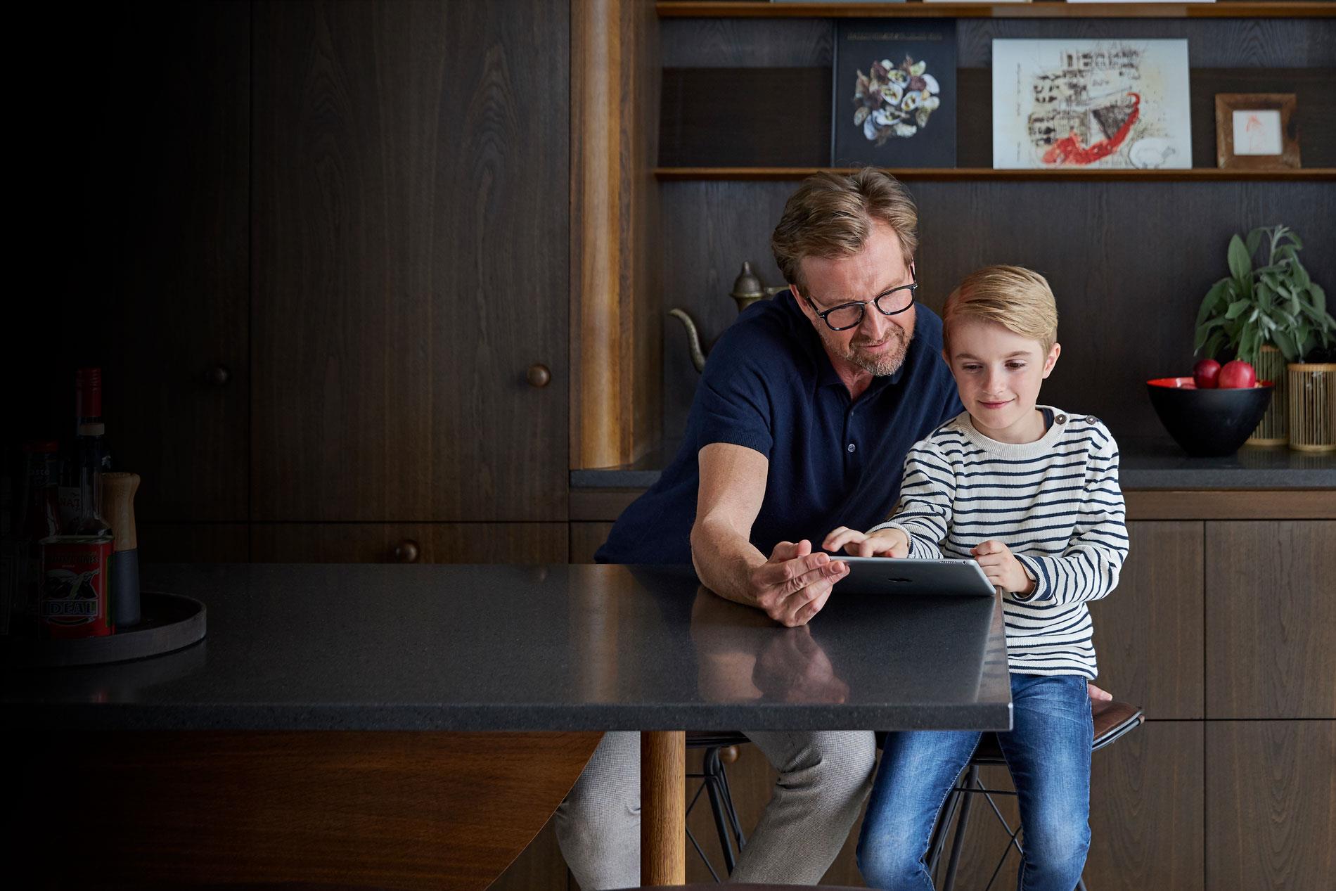 Padre e hijo viendo un iPad