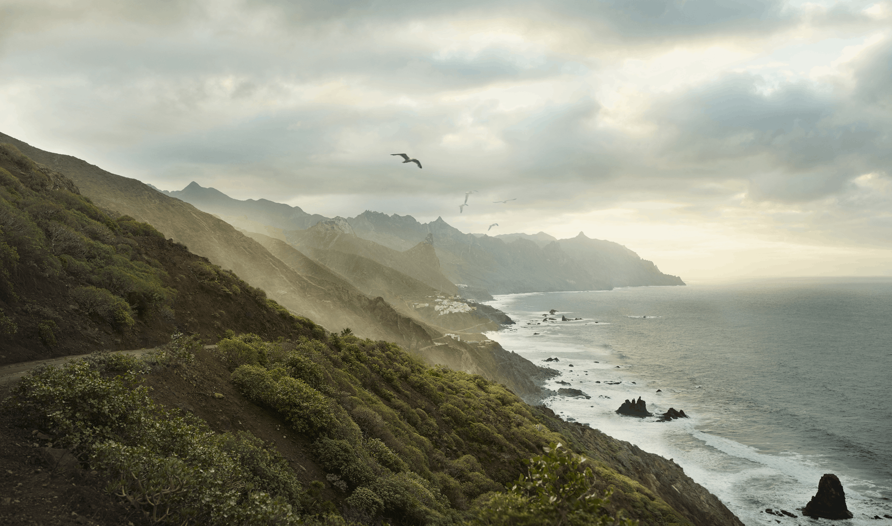 Par som omfamnar varandra.