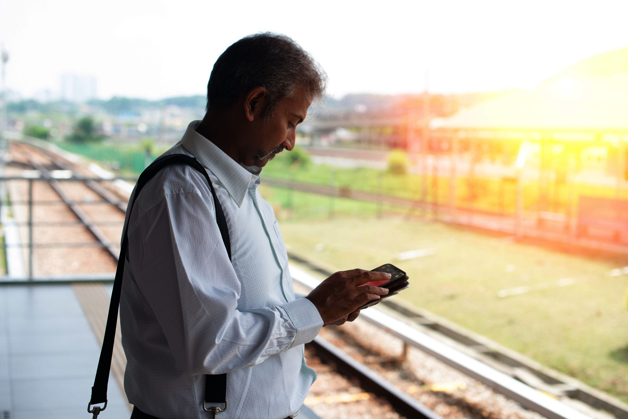 Kock som bär ReSound hörapparater på jobbet.