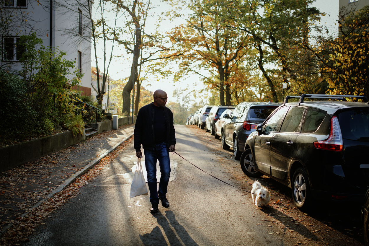 Par och barnbarn som leker 