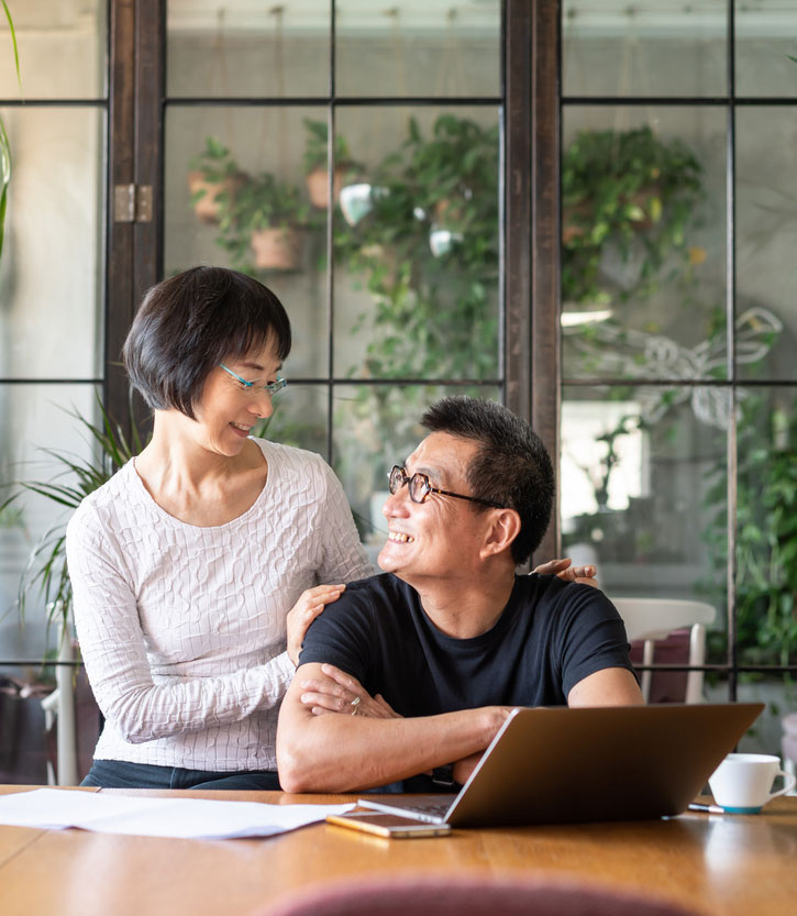 Coppia che pesca e trascorre piacevolmente il tempo insieme.